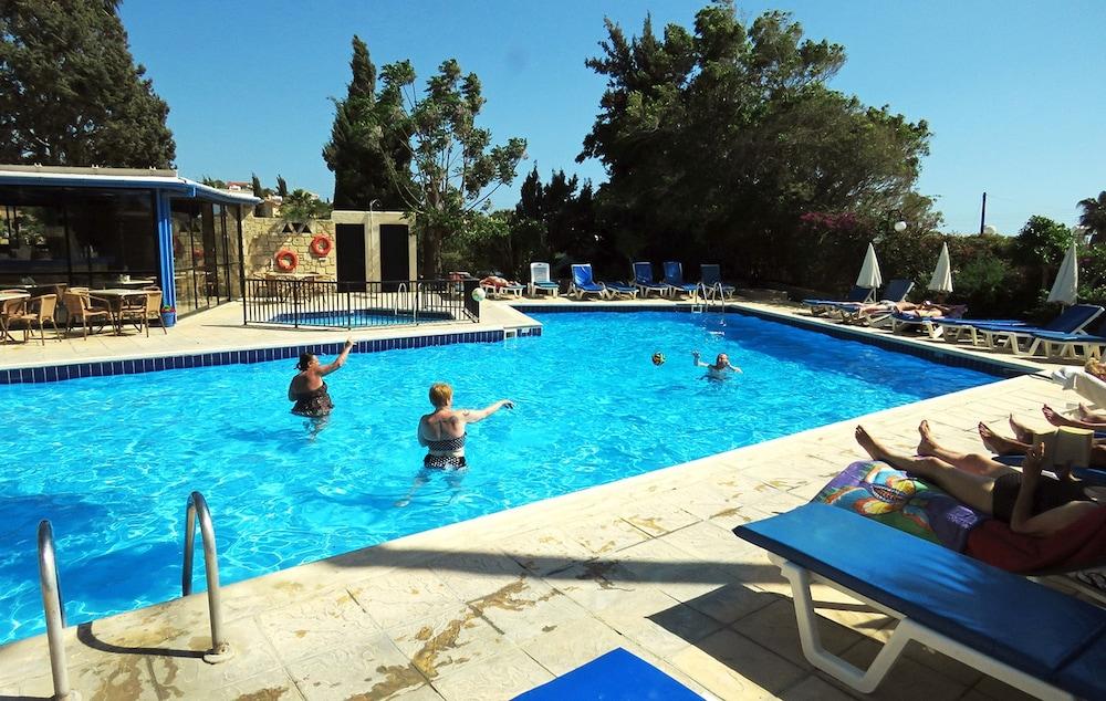 Hilltop Gardens Hotel Apartments Paphos Eksteriør billede