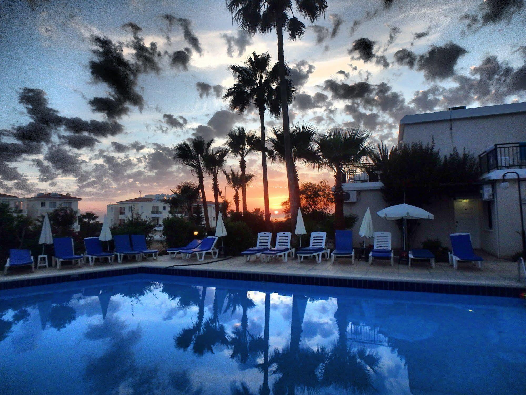 Hilltop Gardens Hotel Apartments Paphos Eksteriør billede